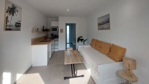 Un espacio moderno para vivir con cocina, comedor y sofá.