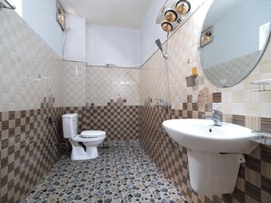 Deluxe Double Room, City View | Bathroom
