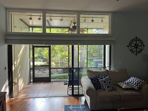 Smart TV - 2-bedroom 2.5 bathroom gated townhome in Tavernier with dry storage & ramp (Tavernier)