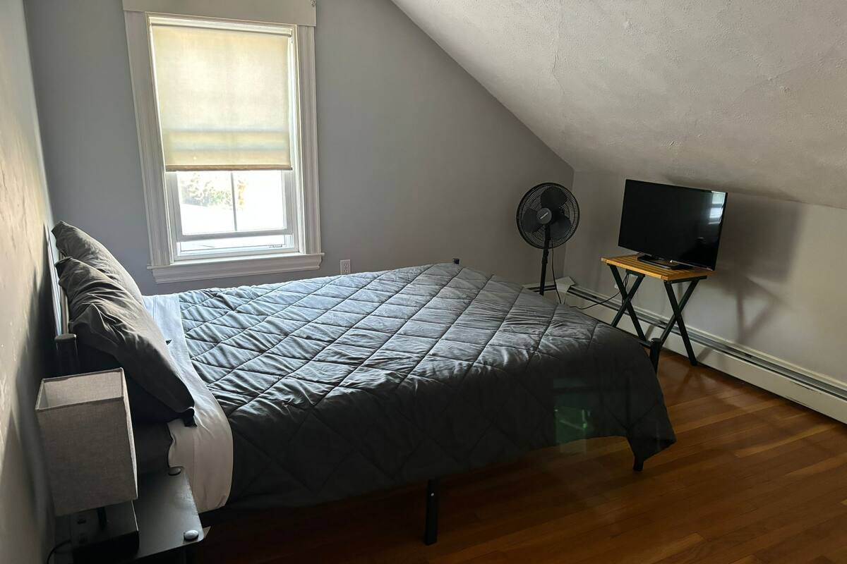H5_Large Triple Room | Desk, laptop workspace, WiFi (free)