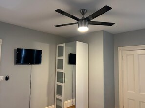 Basic Triple Room, Corner | Bathroom