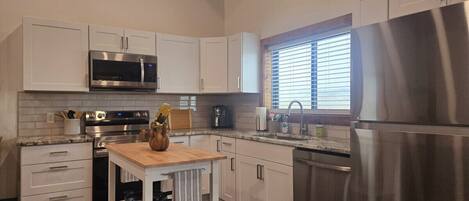 Frigorífico, microondas, horno y placa de cocina