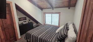 2 slaapkamers, een bureau, een strijkplank/strijkijzer, gratis wifi
