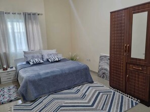 1 habitación, tabla de planchar con plancha, wifi y ropa de cama