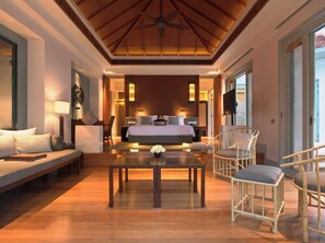 Suite Deluxe, vista a la playa | 2 habitaciones y caja de seguridad en la habitación