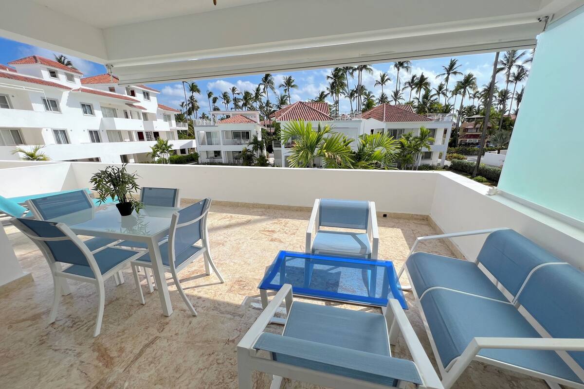 Suite Deluxe, vista a la alberca | 2 habitaciones y caja de seguridad en la habitación