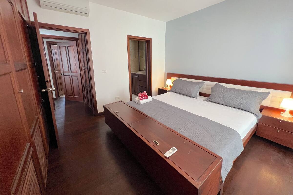 Suite superior, vista a la alberca | 2 habitaciones y caja de seguridad en la habitación