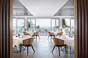 Suite Deluxe, vista a la playa | 2 habitaciones y caja de seguridad en la habitación