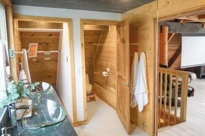 Ducha, secador de pelo, toallas y jabón