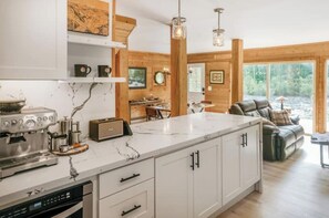 Een microgolfoven, een oven, een kookplaat, een vaatwasser