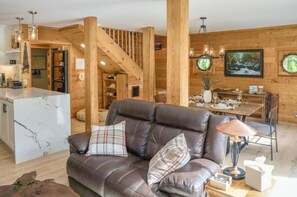 Smart TV, fireplace, stereo