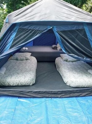 Accommodates two people with two sleeping areas and a central bench.