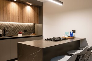 Refrigerador, microondas, placa de cocina, cafetera/tetera
