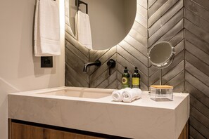 Een douche, milieuvriendelijke toiletartikelen, een haardroger