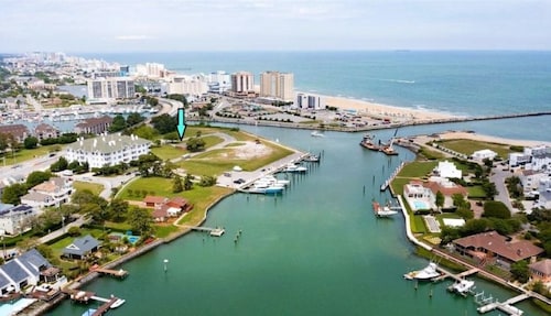 Surfside Beach Bungalow- spectacular views of Rudee Inlet!