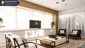 A modern living room with a sofa, chairs, a coffee table, and a TV. - WI-FI 100MB | 55" Smart TV | 350m from Beach #JA33 (Florianópolis)