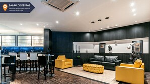 A modern lounge area with a bar, seating, and a decorative wall. - WI-FI 100MB | 55" Smart TV | 350m from Beach #JA33 (Florianópolis)