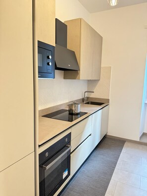 Mikrowelle, Ofen, Herdplatte, Geschirrspüler