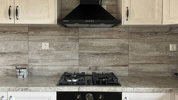 Kühlschrank, Ofen, Wasserkocher mit Kaffee-/Teezubehör, Toaster