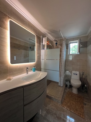 Séchoir à cheveux, bidet, serviettes fournies, savon