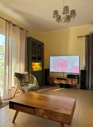 Smart TV, libros y estéreo 