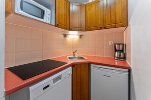 Microwave, dishwasher - Resort center, 2nd floor, view mountain, fitness, swimming pool, sauna, balcony, tv, ski locker (Les Orres)