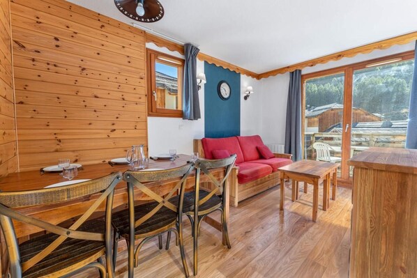 Living area - 40m from ski slopes, 2nd floor, view mountain, swimming pool, sauna, balcony, tv, ski locker, 35m² (Les Orres)