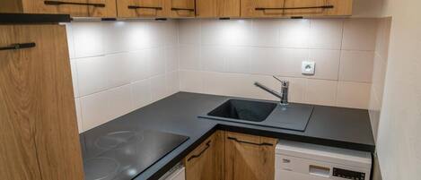 Réfrigérateur, micro-ondes, lave-vaisselle, cafetière/bouilloire