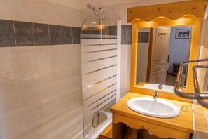 Bathroom - Resort center, 2nd floor, view mountain, fitness, swimming pool, sauna, balcony, tv, ski locker (Les Orres)