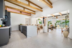 6 bedrooms - NEW 6BR Playground Private Pool Pro-bbq Palapa (Noord)