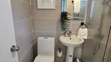 Toallas, jabón, shampoo, papel higiénico