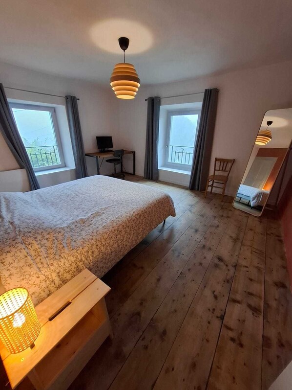 2 bedrooms, iron/ironing board, WiFi, bed sheets