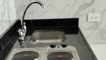 Apartemen Standar | Dapur pribadi | Lemari es kecil, kompor, dan peralatan masak/sendok-piring