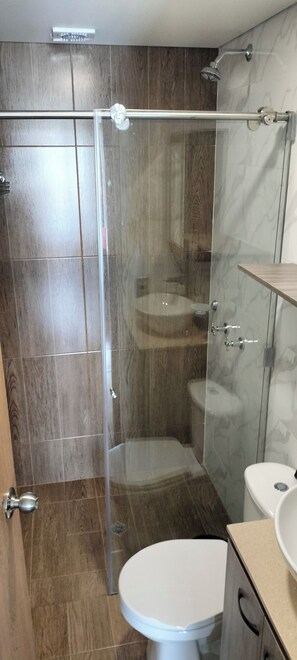 Departamento ejecutivo | Baño | Regadera, toallas, jabón, shampoo 