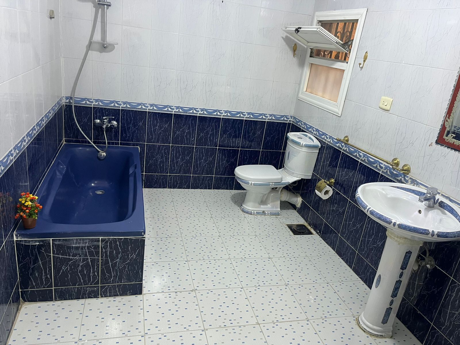 Une salle de bain avec une baignoire, des toilettes et un lavabo.