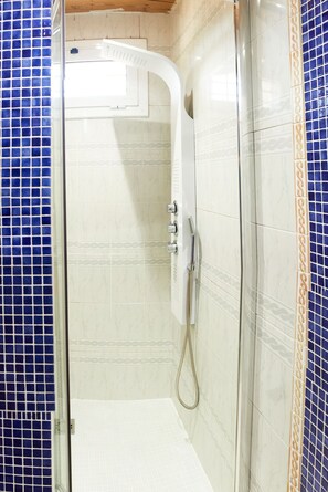 Dusche, Haartrockner, Handtücher, Seife