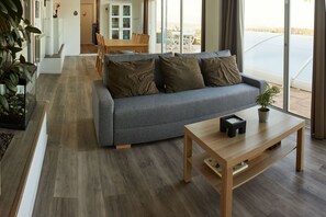 Smart TV, computer monitors - House in the mountains, with views and swimming pool, 15 min from Barcelona. (CT)