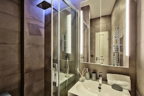 Dusche, Haartrockner, Handtücher, Seife