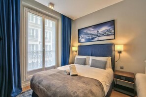 3 chambres, bureau, fer et planche à repasser, lit de bébé portatif