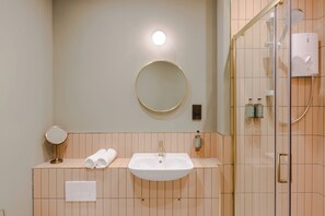 Dusche, Haartrockner, Handtücher