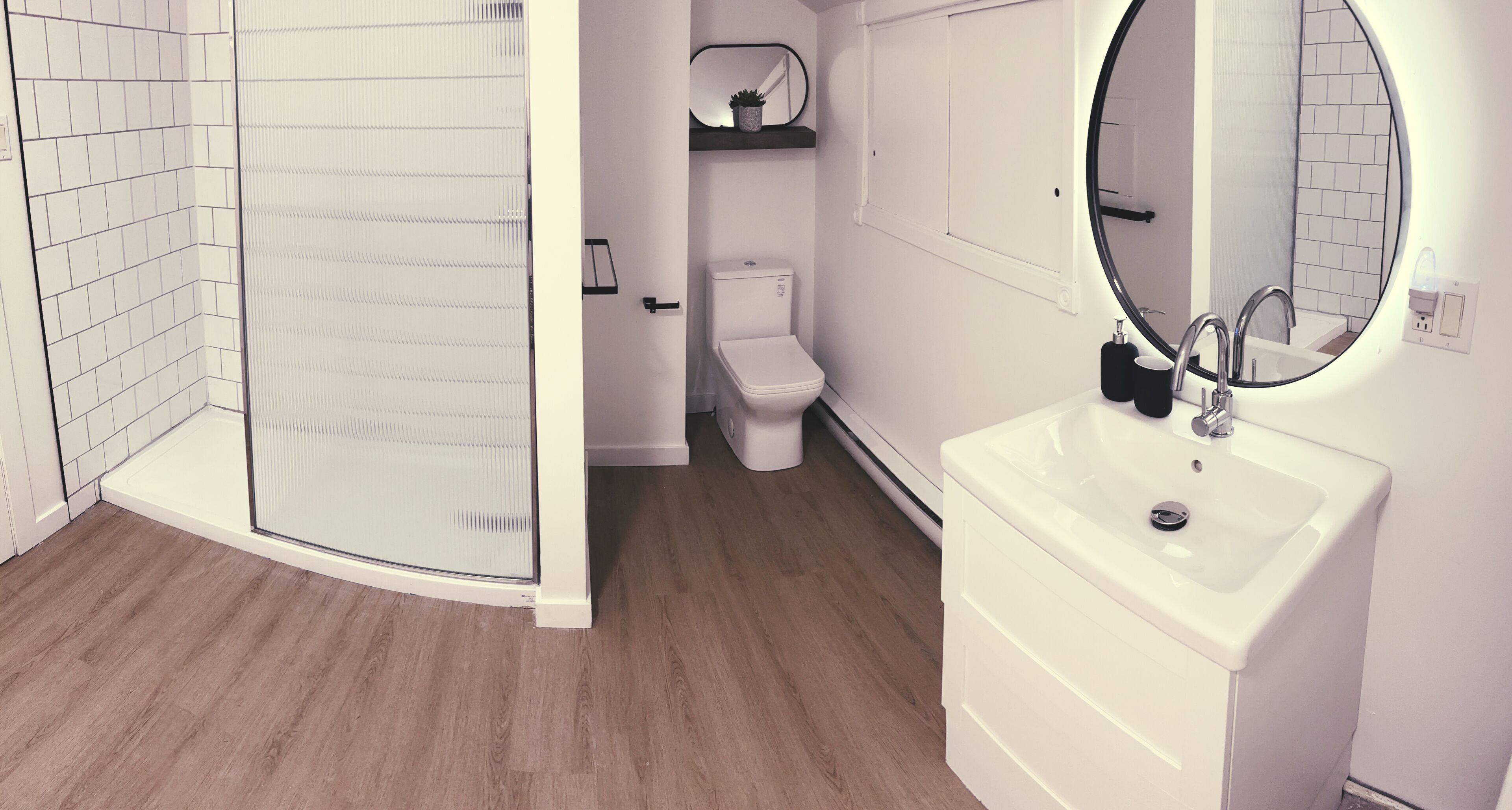Un baño con ducha, inodoro y lavabo.