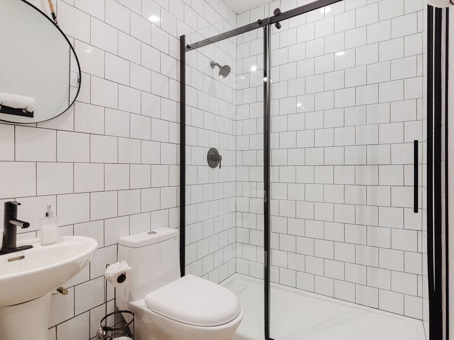 Habitación familiar, varias camas (#23) | Baño | Ducha, artículos de higiene personal gratuitos, toallas y jabón