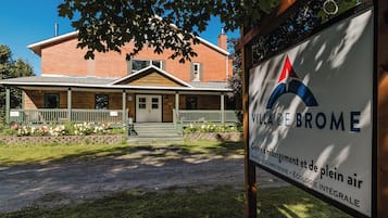 Experience the charm of Villa de Brome, a traditional building offering a Centre d'hébergement de plein air with ÉCOLOGIE INTÉGRALE.