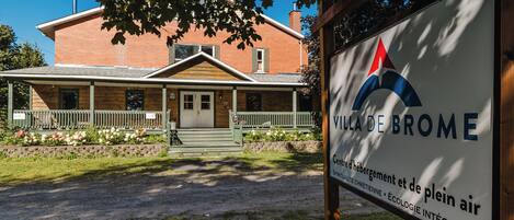 Vista frontal de la propiedad