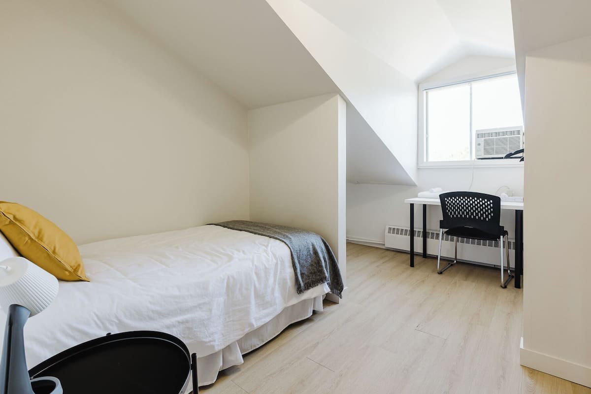 Hypo-allergenic bedding, free WiFi, bed sheets