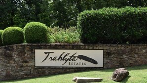 Property grounds - Couples Carriage House Retreat - Wineries & Hiking (Dahlonega)