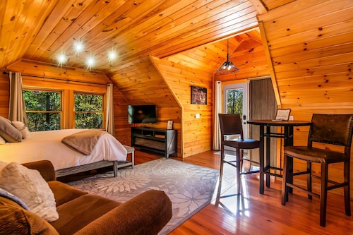 Couples Carriage House Retreat - Wineries & Hiking