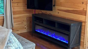 Televisie, een open haard en een kantoor