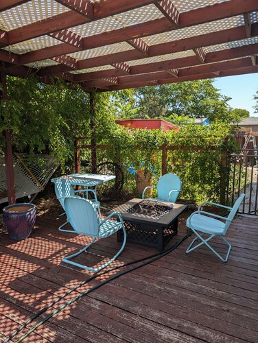 Accommodating Casa in quiet neighborhood, close to Old Town, Zoo. 