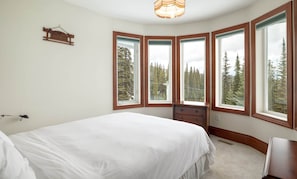 6 bedrooms, free WiFi, bed sheets
